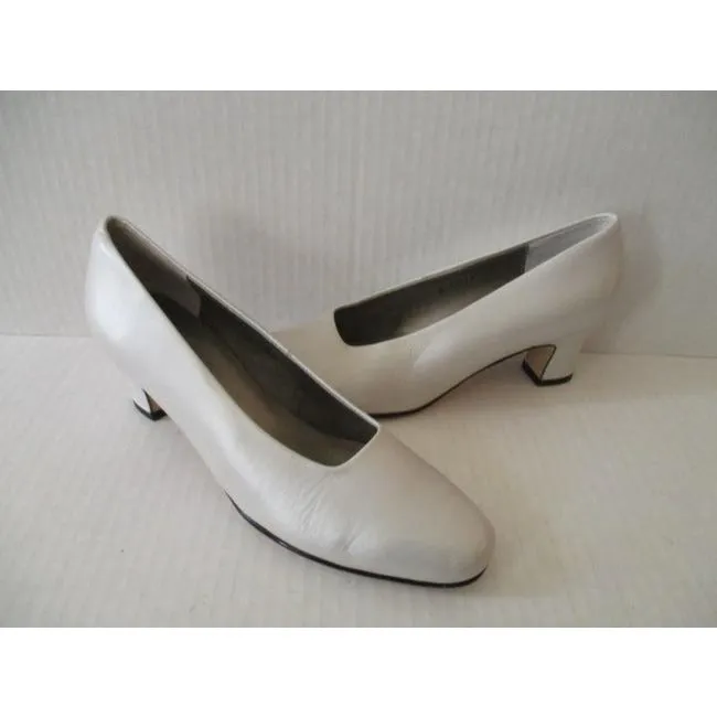 Ros Hommerson Warm White Special Occasion Vintage Designer Pumps Size Us